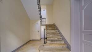 A staircase with a handrail and a door at the top. - Leyteire large one bedroom apartment (BORDEAUX)