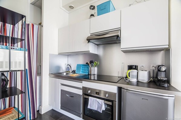 Réfrigérateur, un four, lave-vaisselle, grille-pain