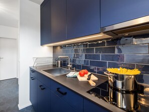 Geladeira, fogão, lava-louças, talheres/pratos/utensílios de cozinha