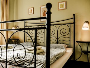 1 bedroom, desk, WiFi