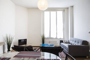 TV, DVD player - Martinique Street (BORDEAUX)