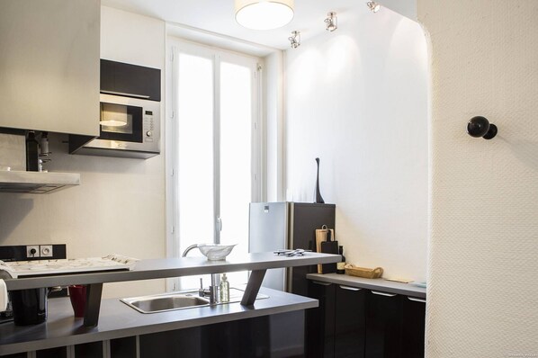 Réfrigérateur, four, lave-vaisselle, grille-pain