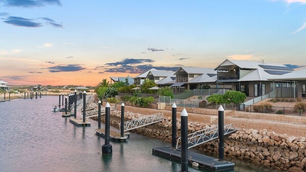 Marina - 3 Kestrel Place - complete with private pool (EXMOUTH)