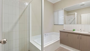 Bathtub - 3 Kestrel Place - complete with private pool (EXMOUTH)