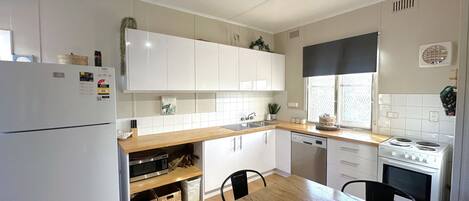 Jääkaappi, mikroaaltouuni, astianpesukone