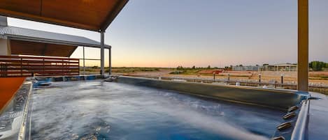 Outdoor spa tub