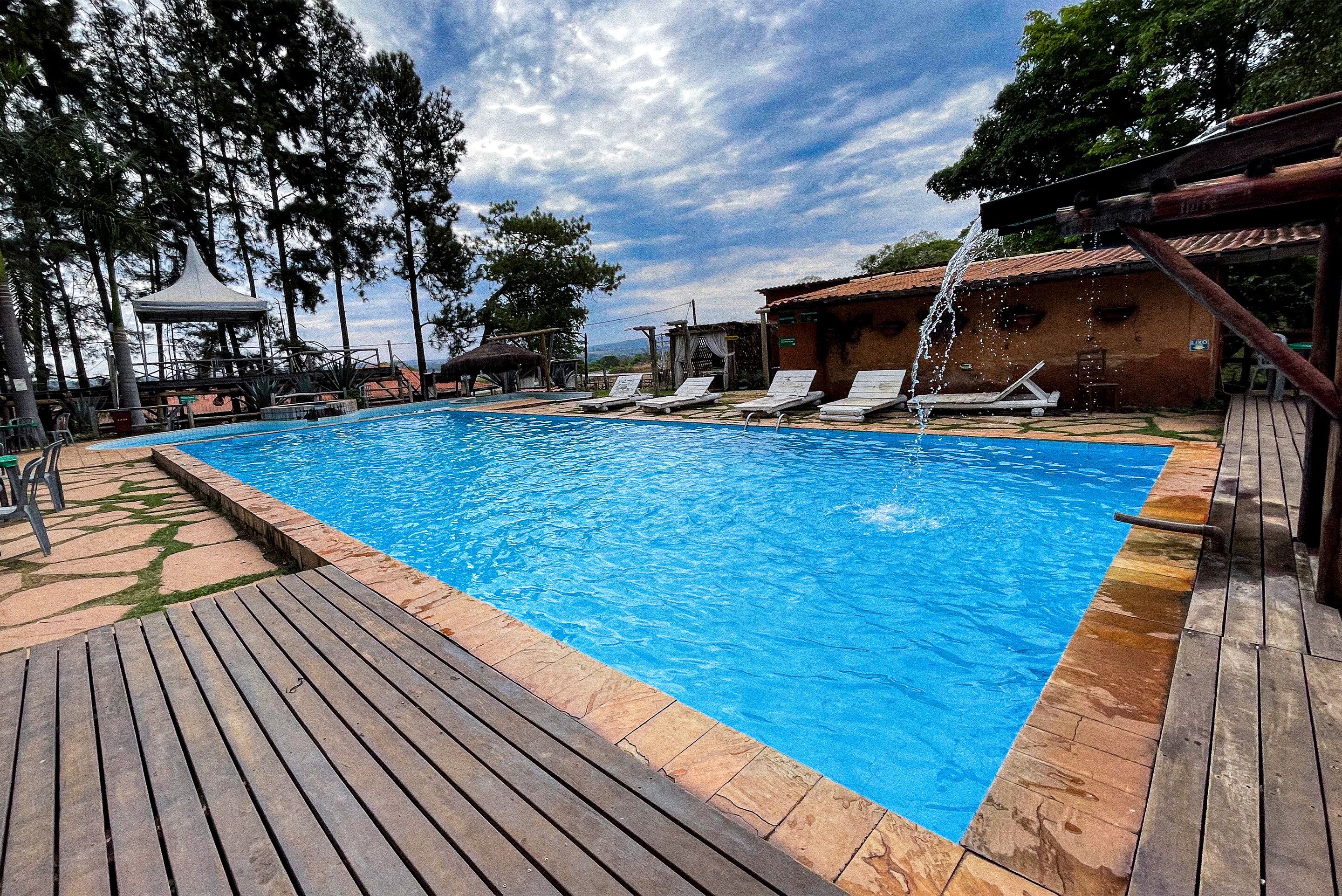 4 buitenzwembaden, parasols bij het zwembad en ligstoelen