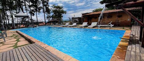 4 outdoor pools, pool umbrellas, pool loungers