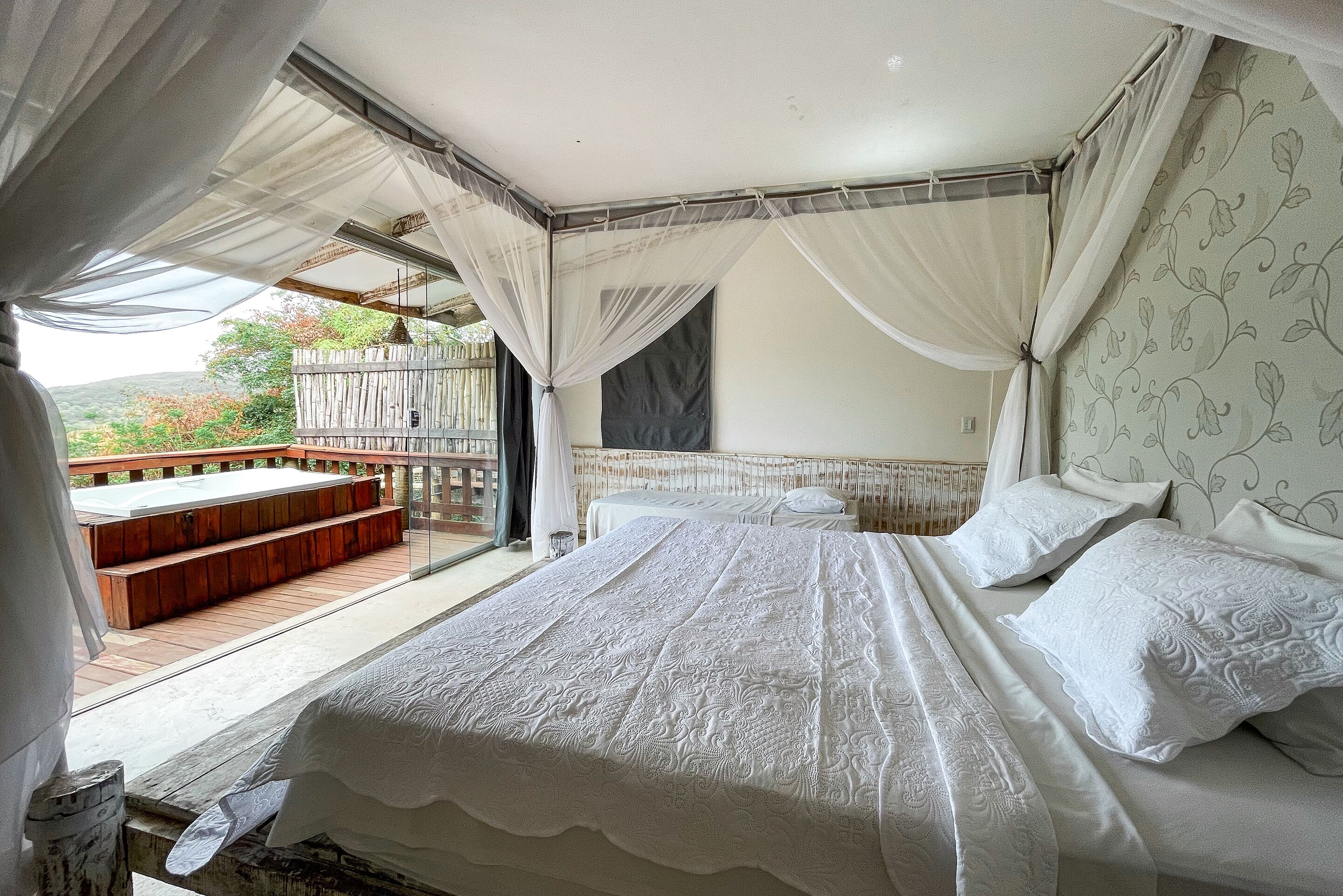Minibar, tabla de planchar con plancha y ropa de cama 