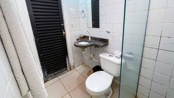 Un baño con inodoro, lavabo y espejo.