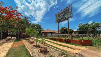 Vista frontal de la propiedad