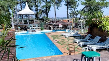 4 albercas al aire libre, sombrillas en la alberca y camastros