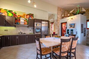 Een koelkast, een magnetron, een oven, een kookplaat