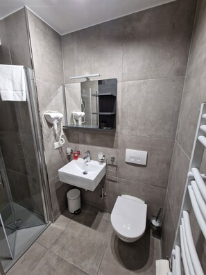 Design Double Room | Bathroom | Shower, free toiletries, hair dryer, towels - Hotel Zur Post (Sankt Goar)
