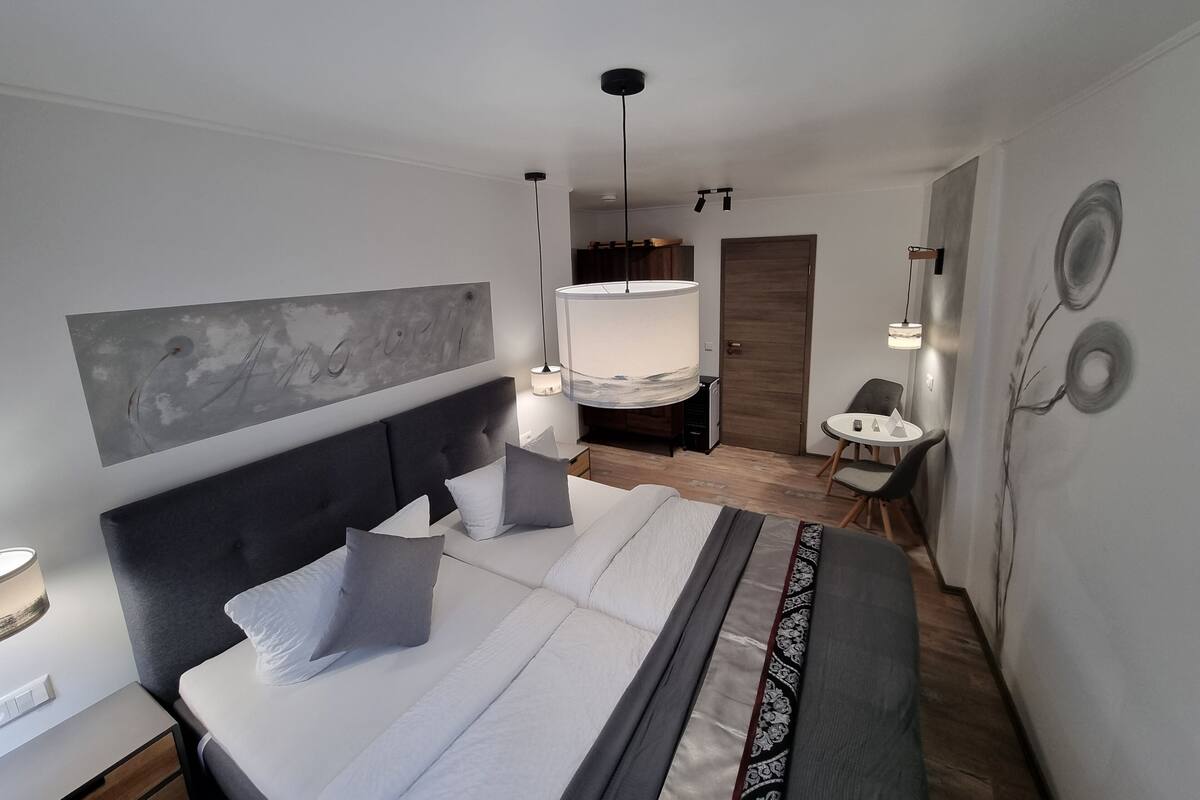 Kahden hengen design-huone | 1 makuuhuone, italialaiset Frette-lakanat, ylelliset vuodevaatteet