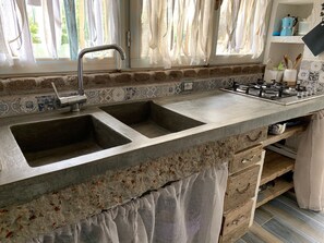 Fridge, microwave, stovetop, coffee/tea maker - Casetta Ale 20 mt from the sea (Tancau Sul Mare)