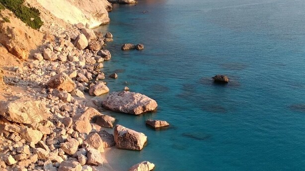 A coastal landscape with rocky cliffs, clear blue waters, and a sandy beach. - Casetta Ale 20 mt from the sea (Tancau Sul Mare)