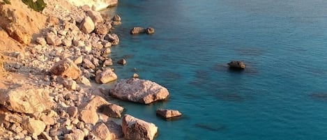 Una spiaggia nelle vicinanze, lettini da mare