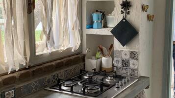 Frigorifero, microonde, piano cottura, macchina per tè/caffè