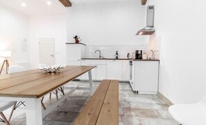 Kjøleskap, ovn, oppvaskmaskin og kaffetrakter/tekoker