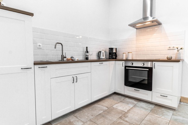 Fridge, oven, dishwasher, coffee/tea maker