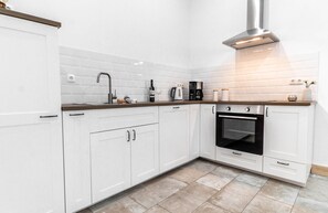 Kjøleskap, ovn, oppvaskmaskin og kaffetrakter/tekoker