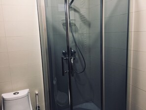 Combined shower/tub, hair dryer, towels, soap