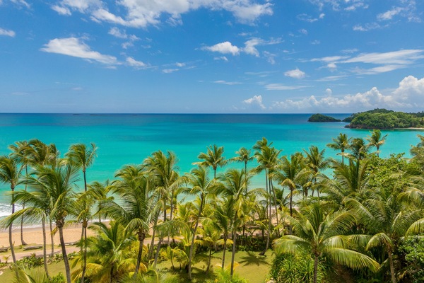 På stranden, solsenger og strandhåndklær