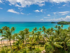 På stranden, liggestole, badehåndklæder