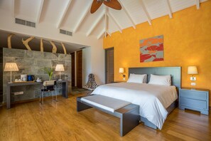 7 soveværelser, pengeskab på værelset, skrivebord, strygejern/strygebræt