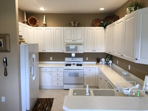 冰箱、微波炉、烤箱、炉灶