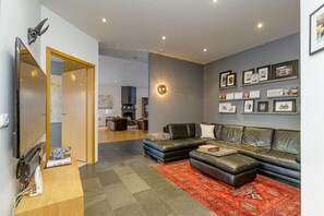 Älytelevisio, DVD-soitin, kirjoja