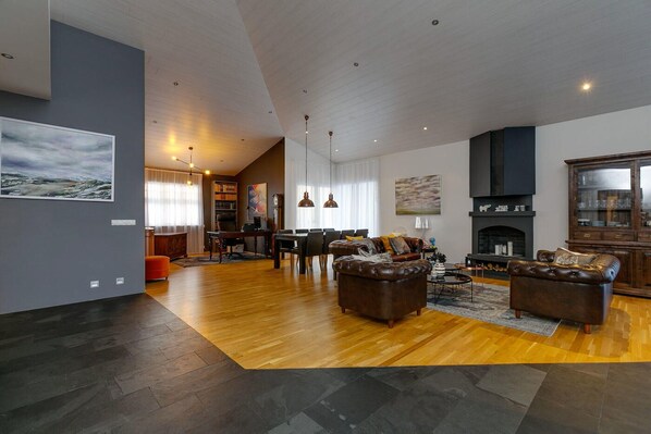 Älytelevisio, DVD-soitin, kirjoja