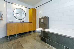 Kylpyamme, hiustenkuivaaja, pyyhkeet, saippua