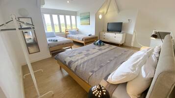 3 bedrooms, desk, WiFi, bed sheets