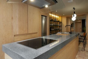 Frigorífico, microondas, horno y placa de cocina