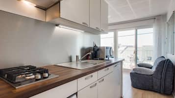 Réfrigérateur, micro-ondes, batterie de cuisine, vaisselle et ustensiles