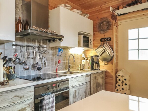 Frigorífico, microondas, lavavajillas y utensilios de cocina