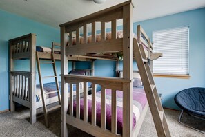 3 bedrooms, iron/ironing board, internet, bed sheets - Blue Granite Off Main Townhome: Updated, Great Location (Frisco)