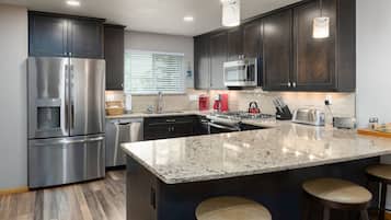 Een koelkast, een microgolfoven, een kookplaat, een vaatwasser