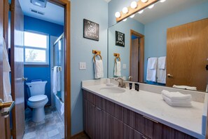 Combined shower/tub, hair dryer - Blue Granite Off Main Townhome: Updated, Great Location (Frisco)