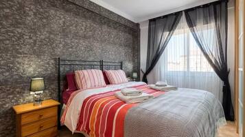 3 slaapkamers, een strijkplank/strijkijzer, beddengoed