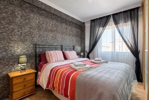 3 dormitorios, tabla de planchar con plancha, ropa de cama