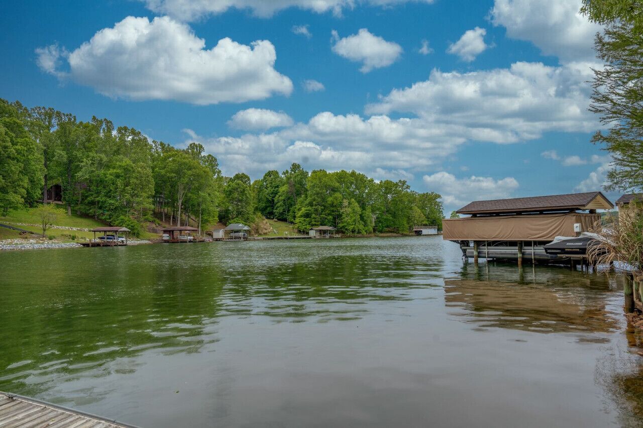 Une propriété au bord du lac, dotée d’un quai, d’un abri pour bateaux et d’un chalet.