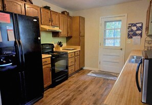 Køleskab, mikrobølgeovn, ovn, kogeplade