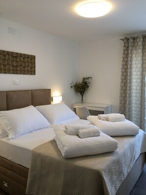 2 عدّة غرف نوم وخزنة داخل الغرفة ومكواة/لوح كي وواي فاي