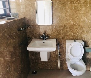 Regadera, toallas, jabón, papel de baño 