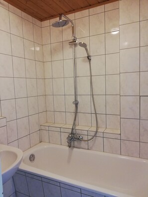 Hårtork, handdukar och tvål