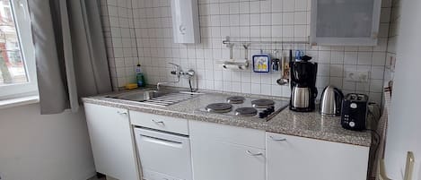 Kühlschrank, Wasserkocher mit Kaffee-/Teezubehör, Toaster, Küchenrolle