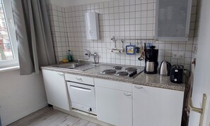 Kühlschrank, Geschirrspüler, Wasserkocher mit Kaffee-/Teezubehör